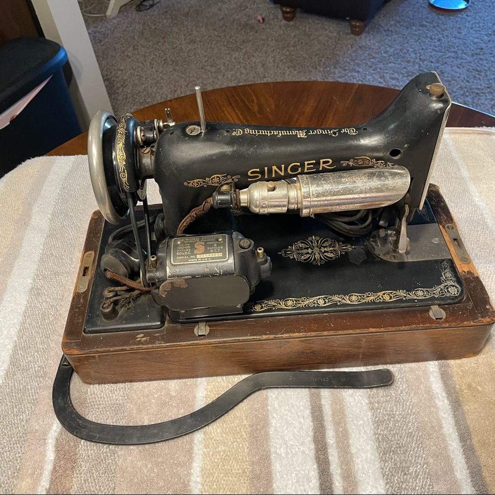 1924 SINGER SEWING MACHINE MODEL 99-13 WITH WOODEN CASE COLLECTIBLE ANTIQUE